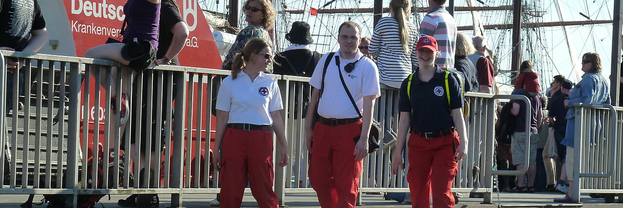 Sanitäter der Wasserwacht sichern eine Veranstaltung am Hafen.