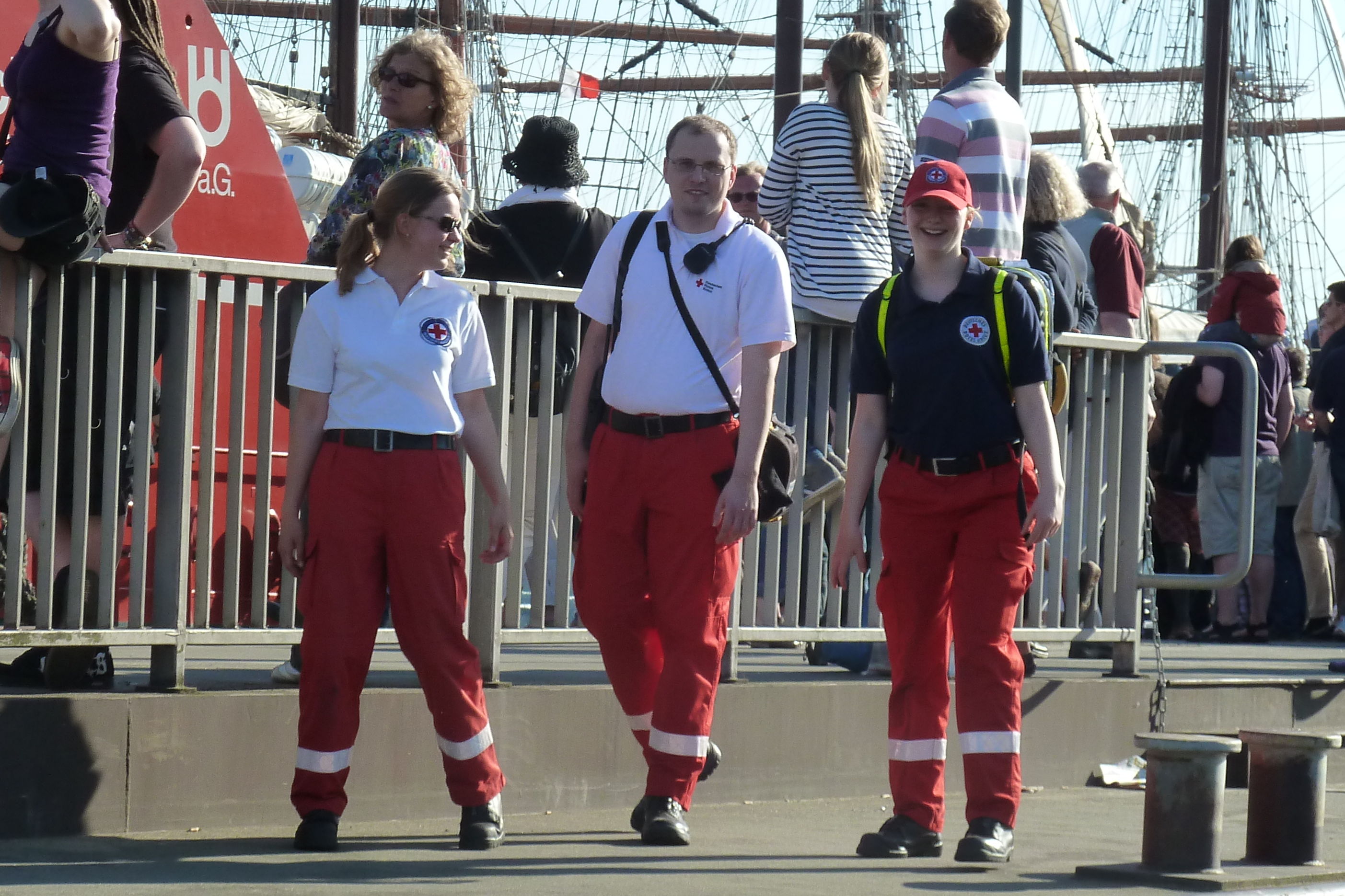 Sanitätsdienst der Wasserwacht Sanitäter der Wasserwacht sichern eine Veranstaltung am Hafen.
