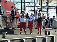 Sanitäter der Wasserwacht sichern eine Veranstaltung am Hafen.