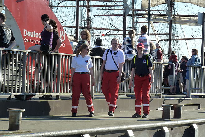 Sanitäter der Wasserwacht sichern eine Veranstaltung am Hafen.