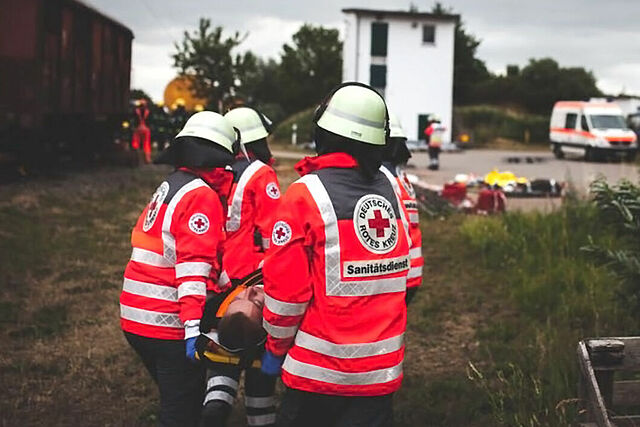 Sanitäter auf einer Übung: Bergung eines Verletzten