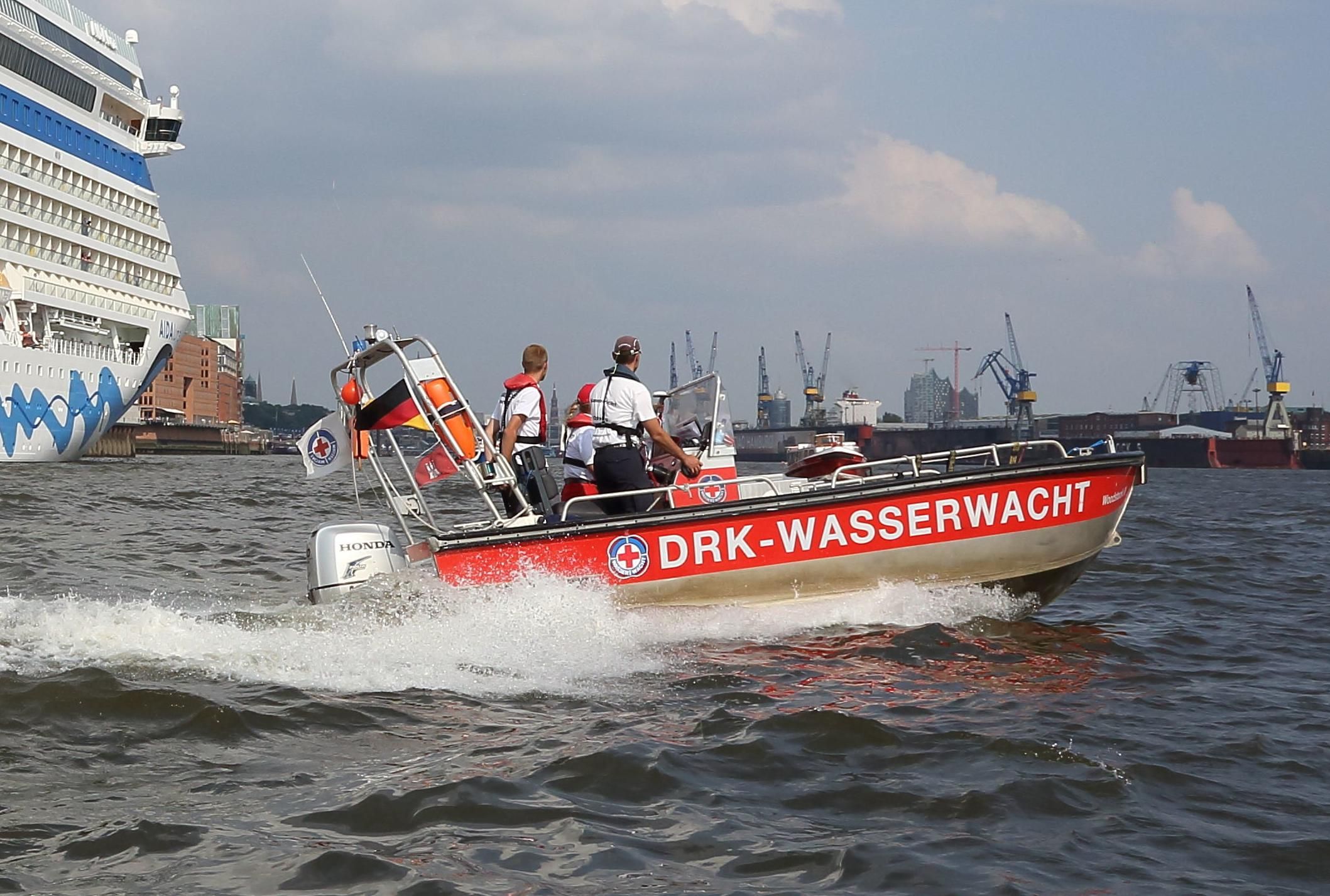 Material der Wasserwacht Unser Rettungsboot Woodstock III auf der Elbe, vor der Aida prima im Hamburger Hafen.