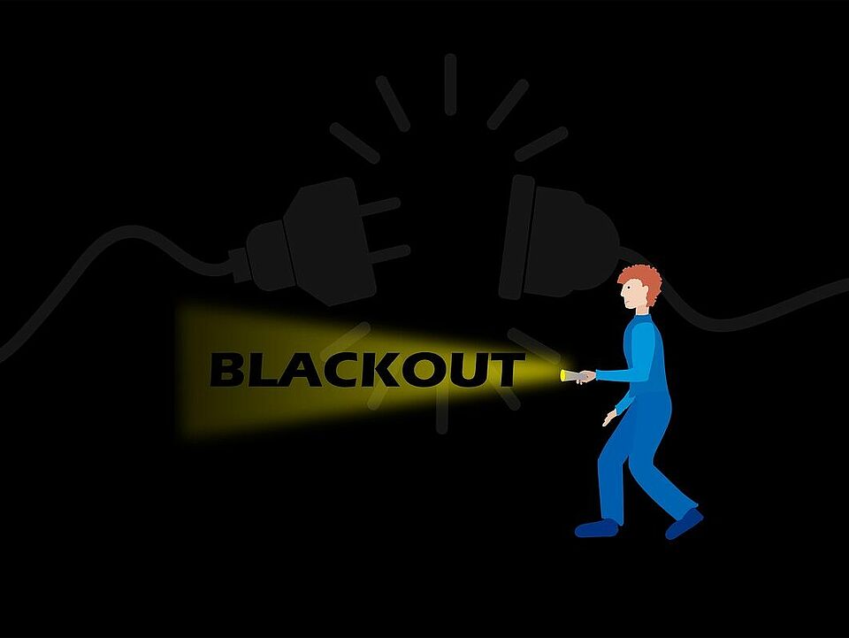 Mensch mit Taschenlampe im Dunkeln