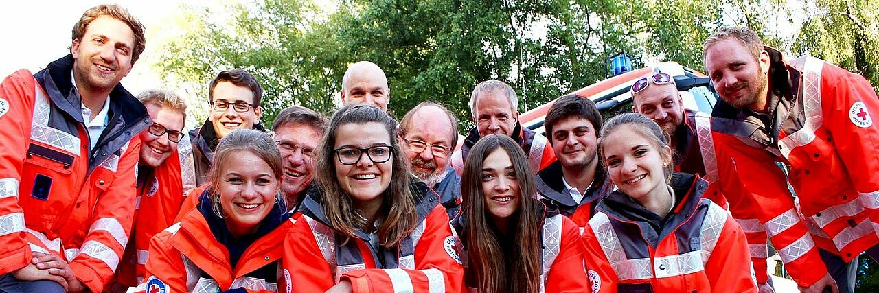 HelferInnen unserer Bereitschaft und Wasserwacht blicken lächelnd in die kamera