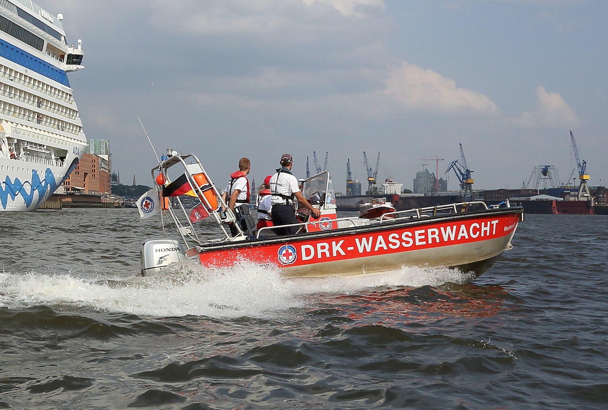 Unser Rettungsboot Woodstock III auf der Elbe, vor der Aida prima im Hamburger Hafen.