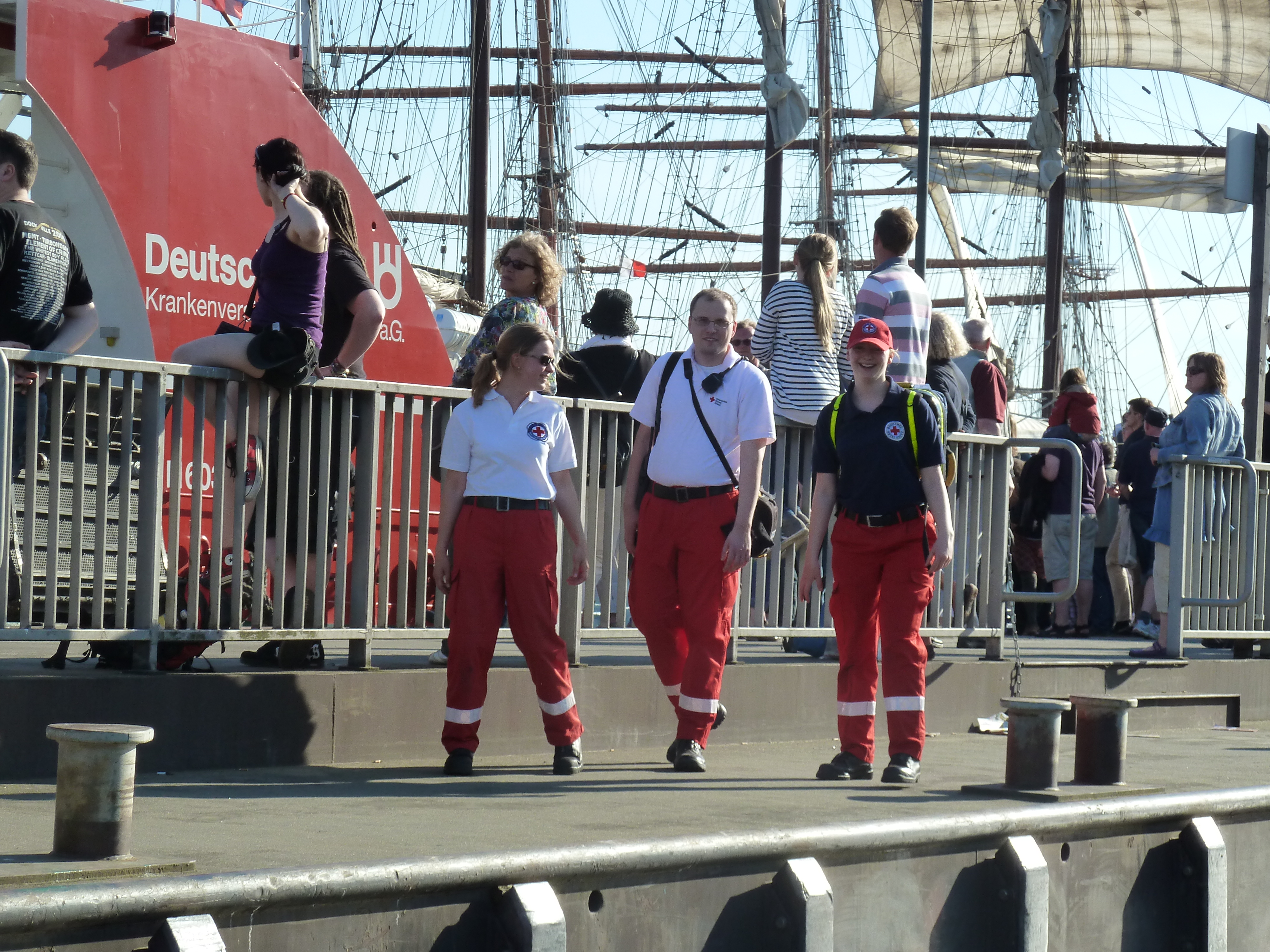 Sanitäter der Wasserwacht sichern eine Veranstaltung am Hafen.