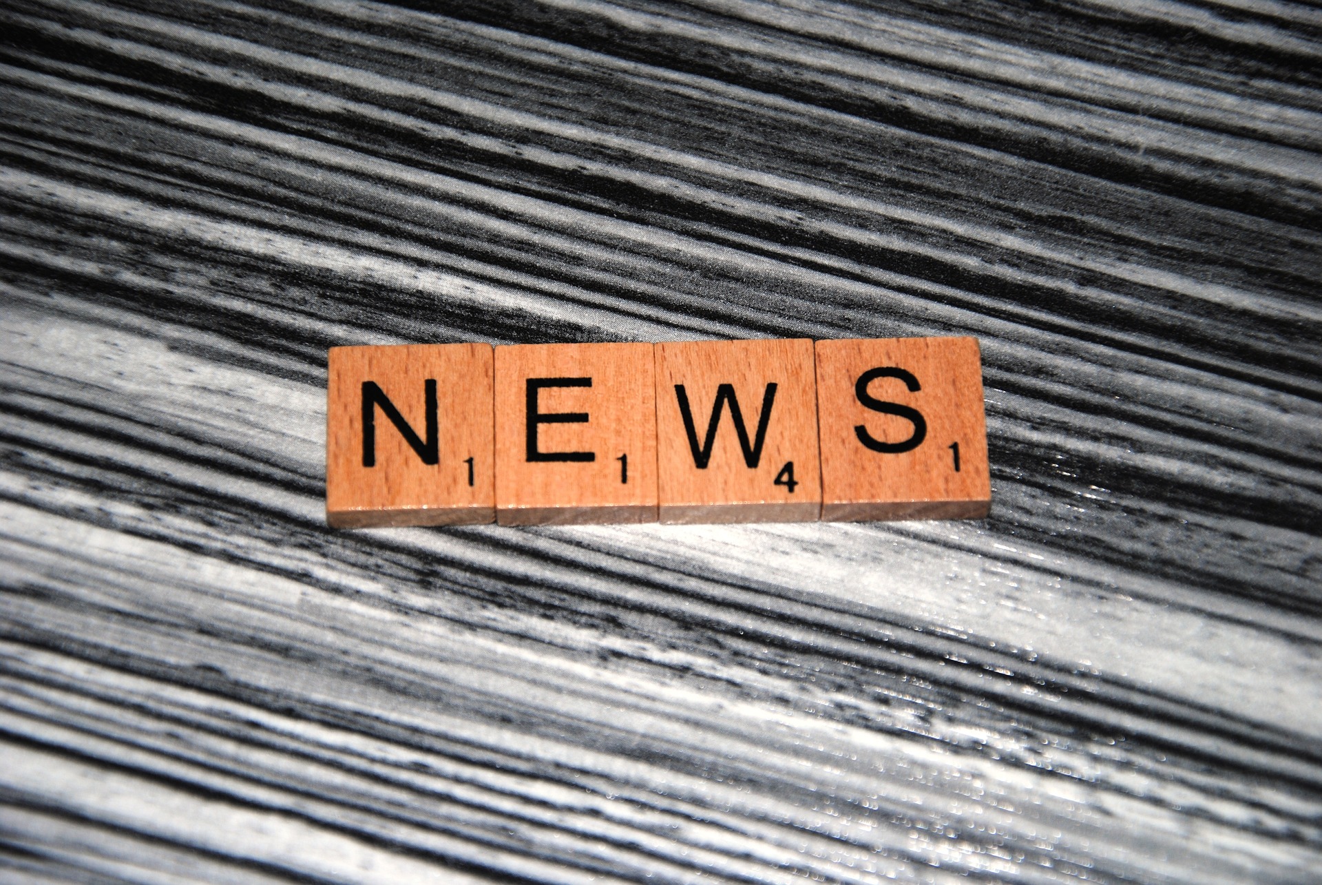 News Buchstaben die die das Wort NEWS bilden